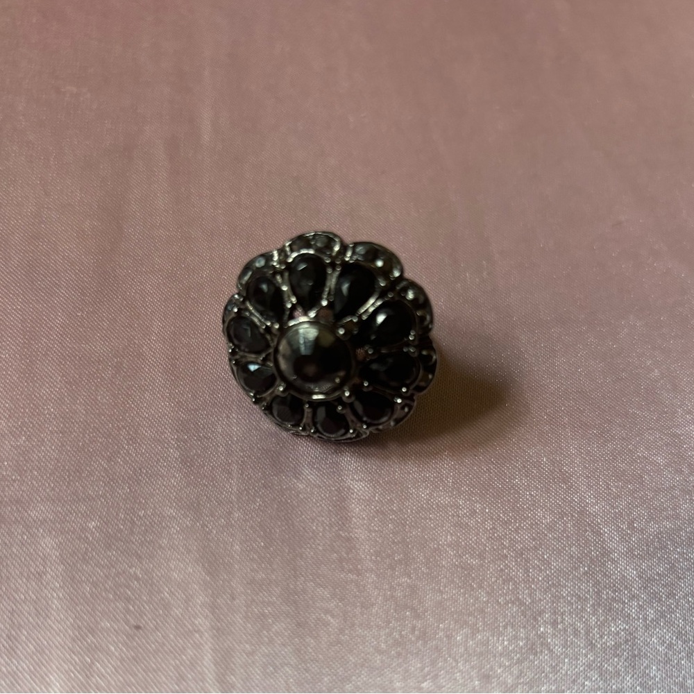 Elegant Black Floral Ring